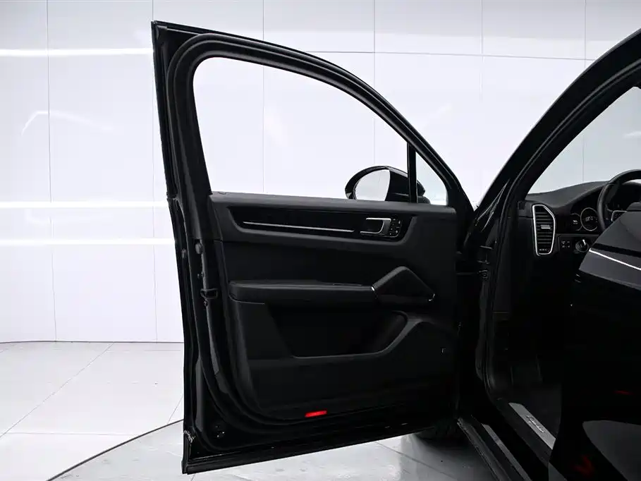 Cayenne New Energy 2023 Cayenne E-Hybrid 2.0T купить на сайте DeffCars