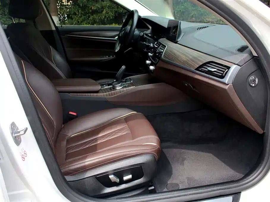 BMW 5 Series New Energy 2019 Model 530Le Luxury Package купить на сайте DeffCars