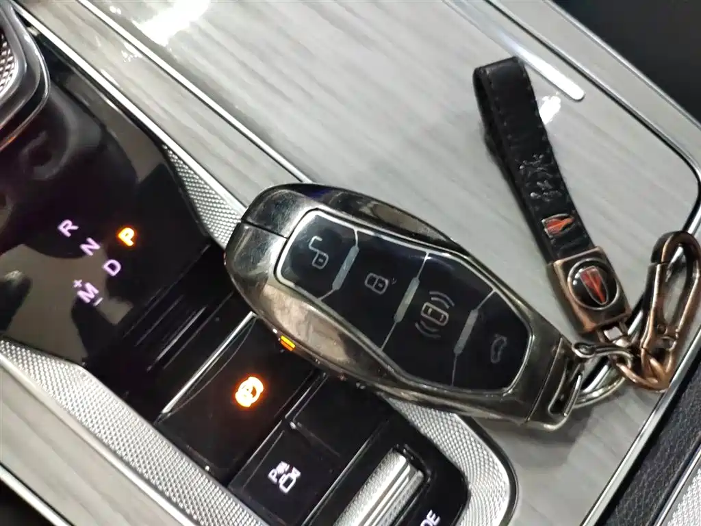 Hongqi HS5 2025 2.0T two-wheel drive Qixiang Pro version купить на сайте DeffCars