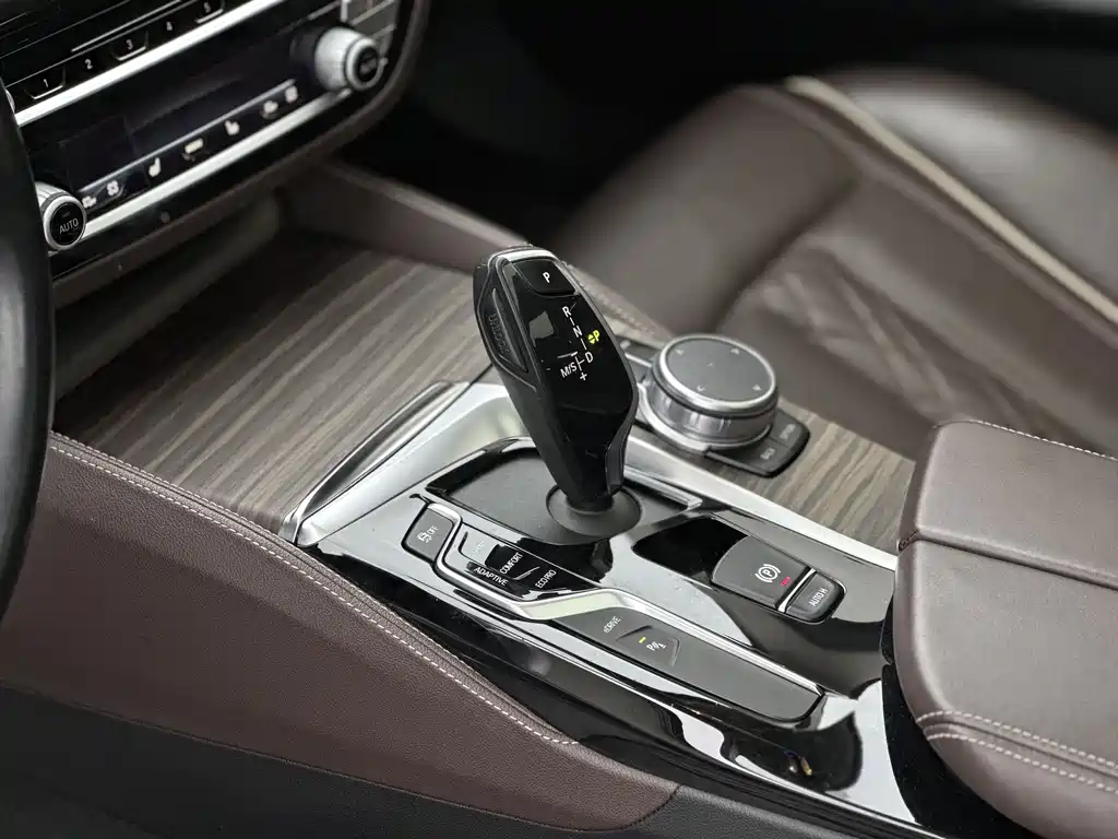 BMW 5 Series New Energy 2019 530Le Luxury Package купить на сайте DeffCars