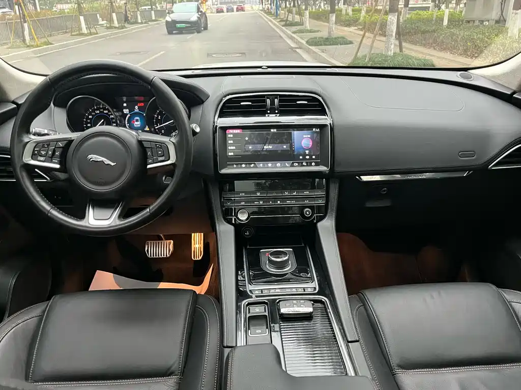 Jaguar F-PACE 2019 2.0T four-wheel drive urban exclusive edition купить на сайте DeffCars