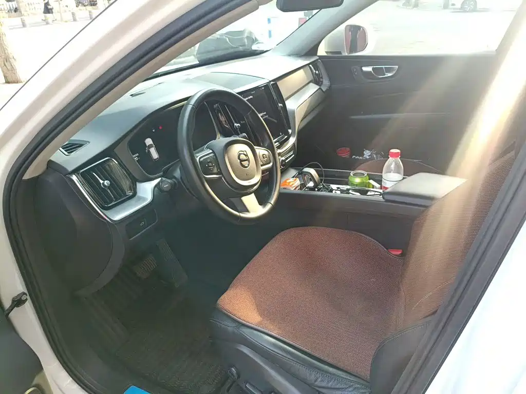Volvo XC60 2023 B5 four-wheel drive Zhiyi Luxury Edition купить на сайте DeffCars
