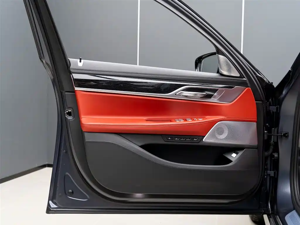 BMW 7 Series 2018 M760Li xDrive купить на сайте DeffCars