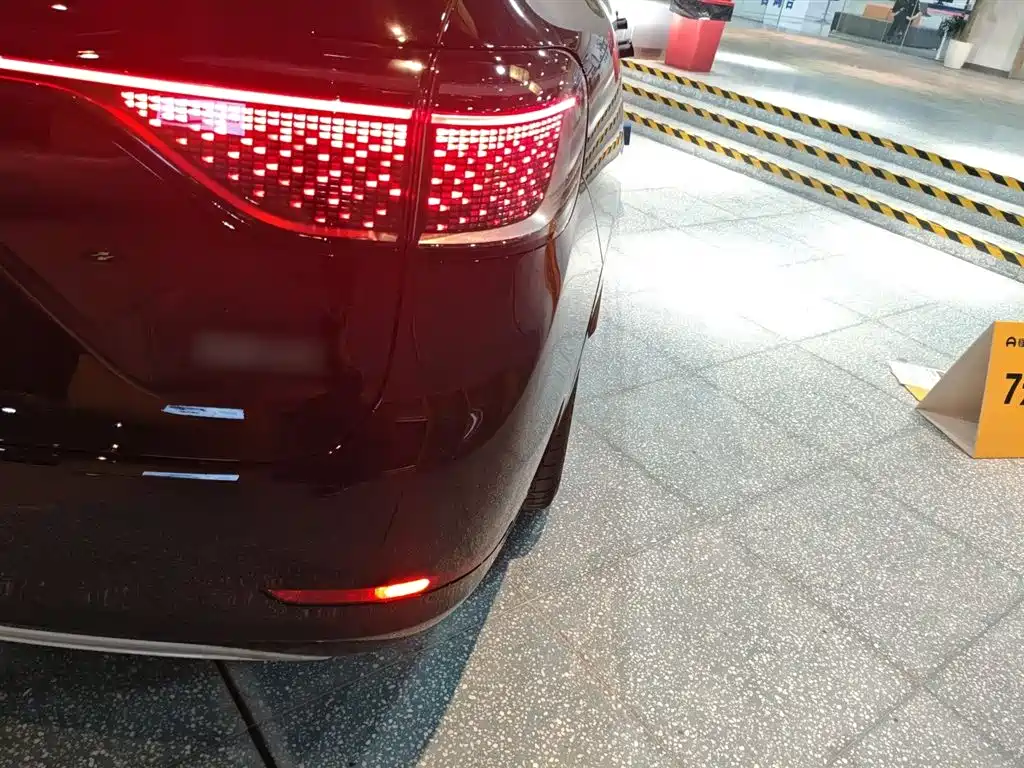 Wenjie M9 2025 extended range Ultra version 52kWh 6-seater version 192-line lidar) купить на сайте DeffCars
