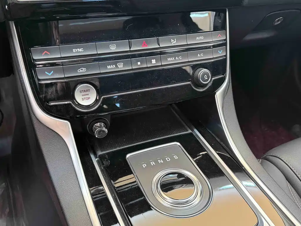Jaguar XEL 2018 2.0T 200PS Luxury Edition купить на сайте DeffCars