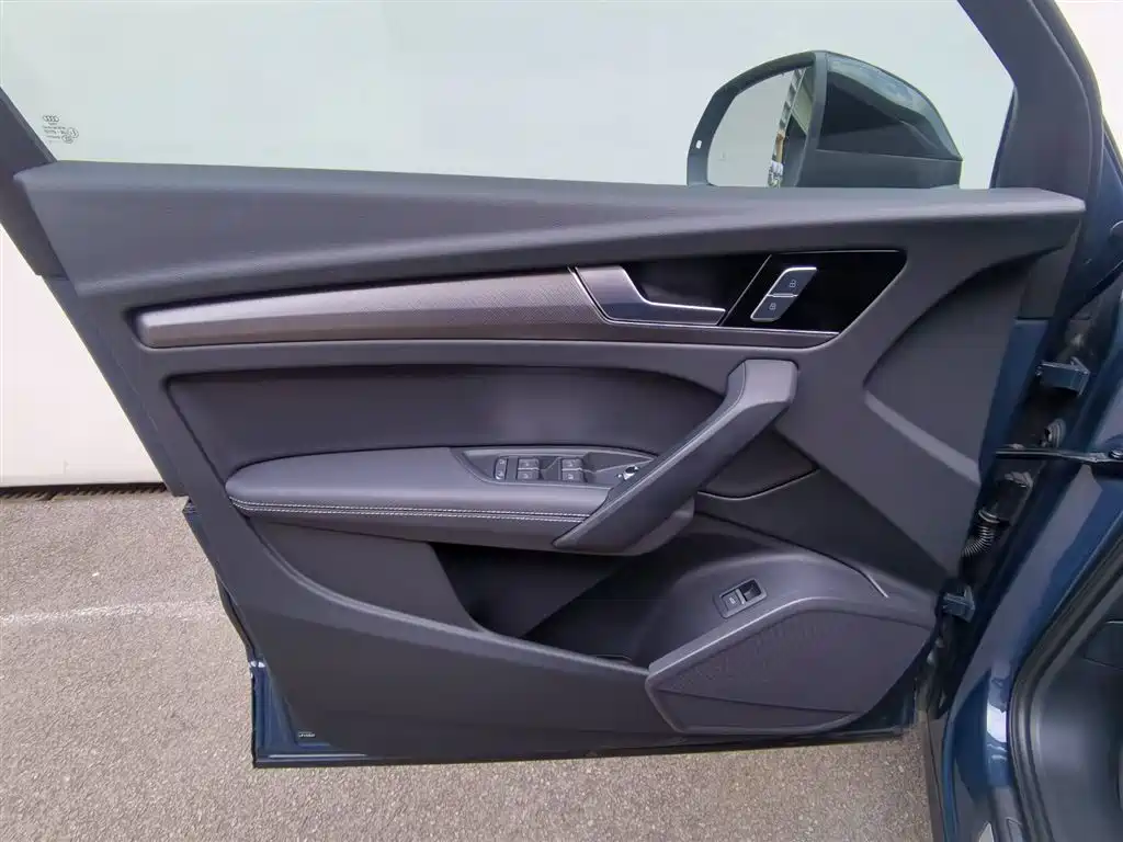 Audi Q5L 2025 45th Anniversary Collector's Edition 40 TFSI Luxurious and Dynamic купить на сайте DeffCars
