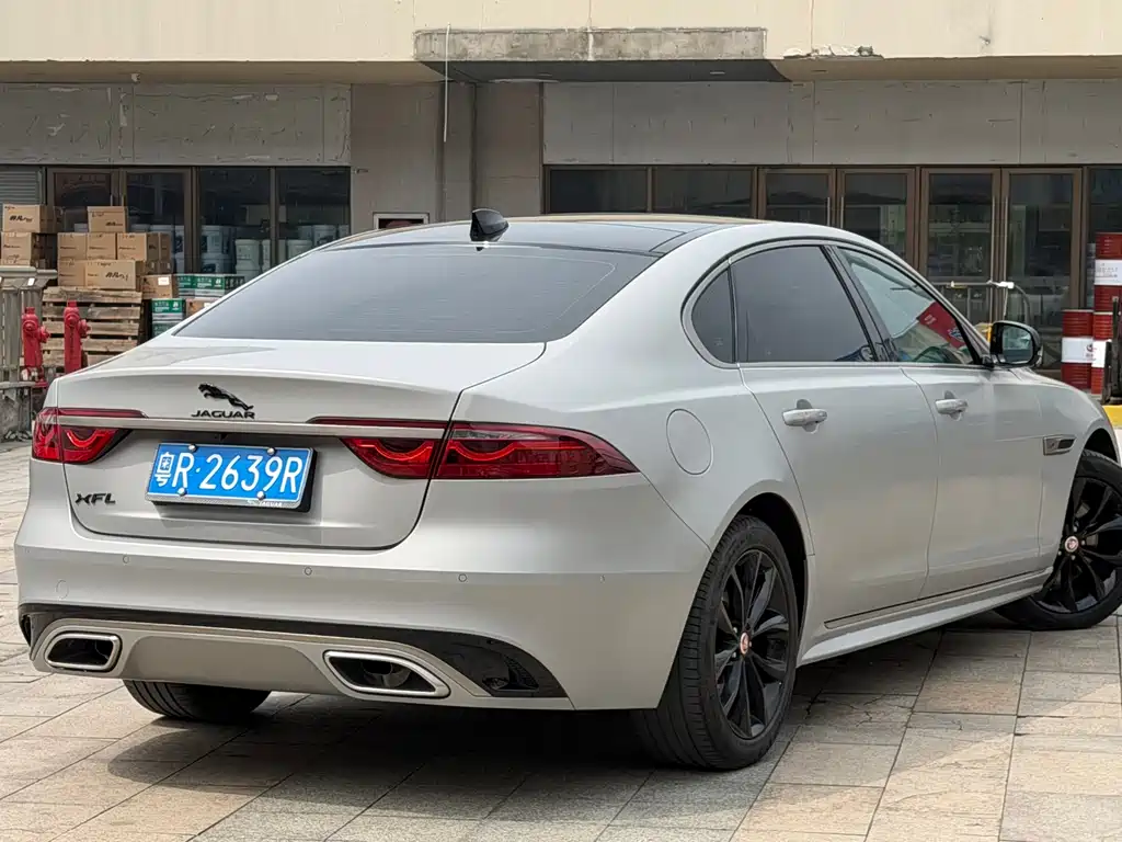 Jaguar XFL 2023 XFL 2.0T P250 two-wheel drive elite sports gold version купить на сайте DeffCars