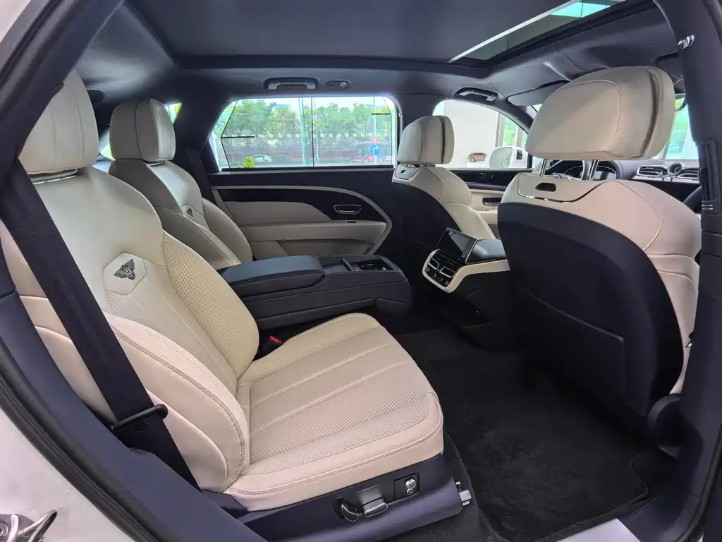 Bentayga 2024 4.0T V8 long wheelbase version купить на сайте DeffCars