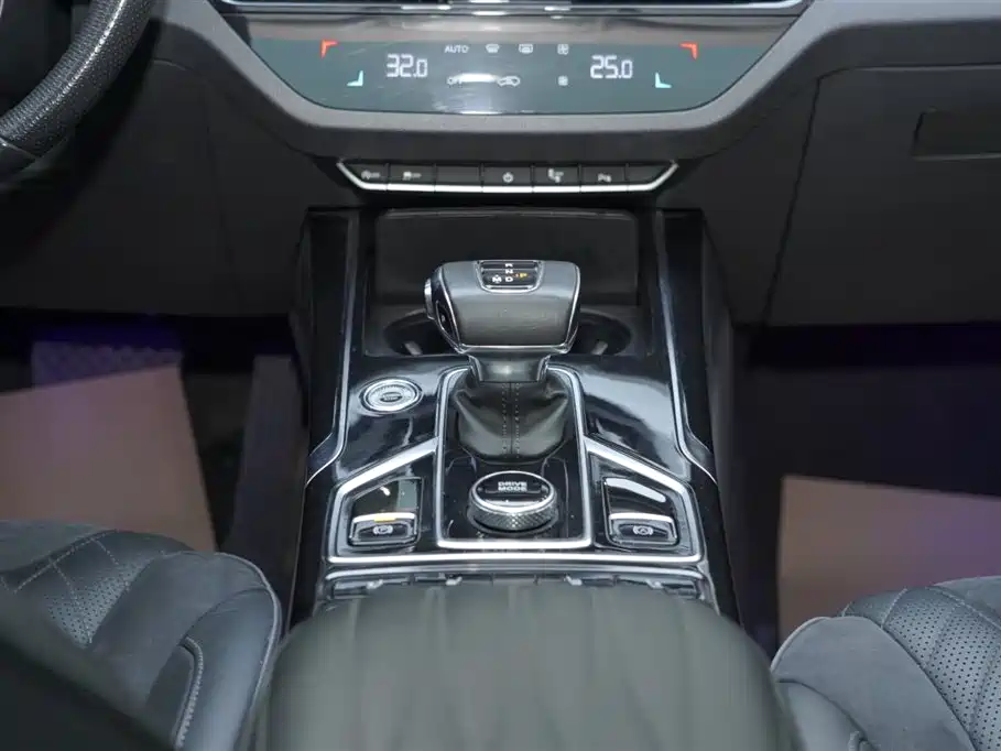 Hongqi HS5 2022 facelift 2.0T Zhilian Qixiang four-wheel drive version купить на сайте DeffCars