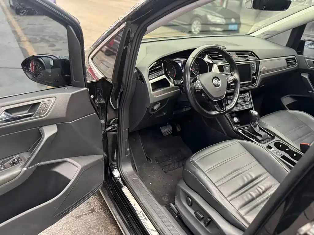 Touran 2018 Touran L 280TSI DSG Expansion Deluxe Edition 6 seats National V купить на сайте DeffCars