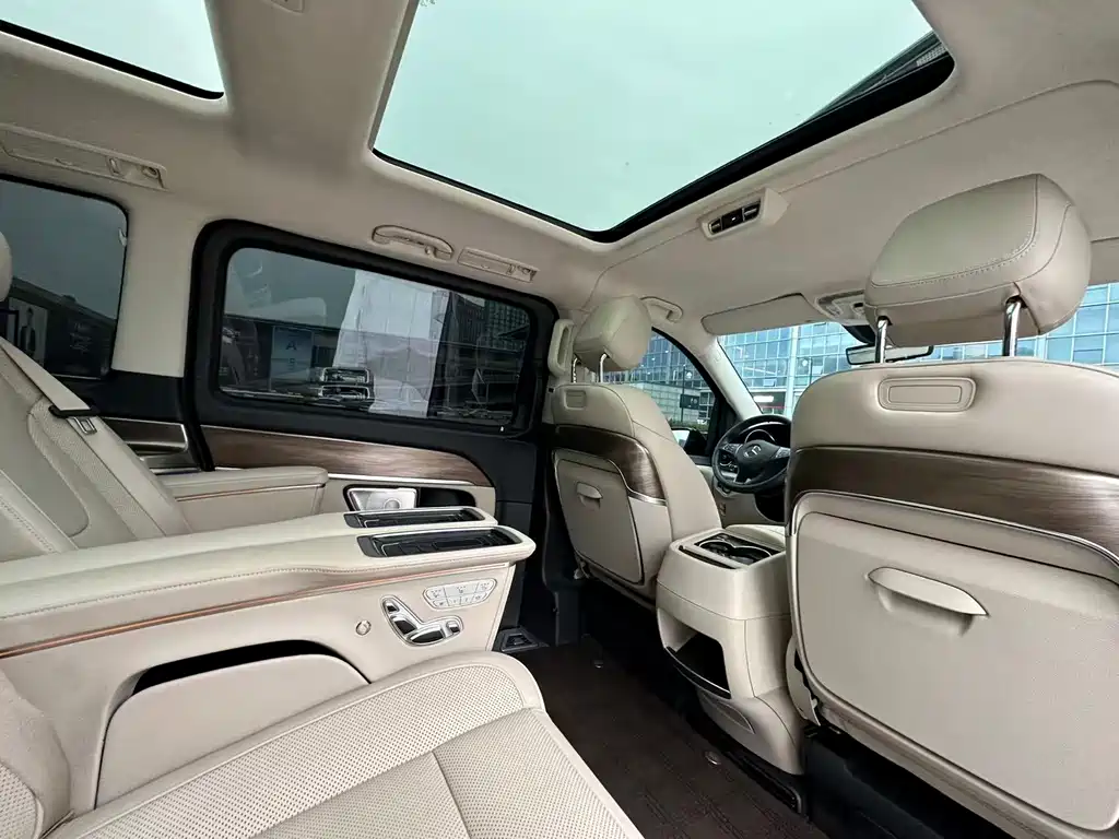 Mercedes-Benz V-Class 2022 V 260 L Long Wheelbase Luxury Edition купить на сайте DeffCars