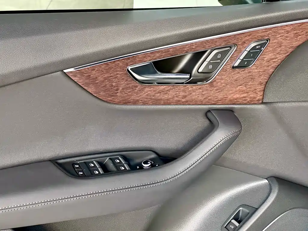 Audi Q7 2023 45 TFSI quattro S line sports купить на сайте DeffCars