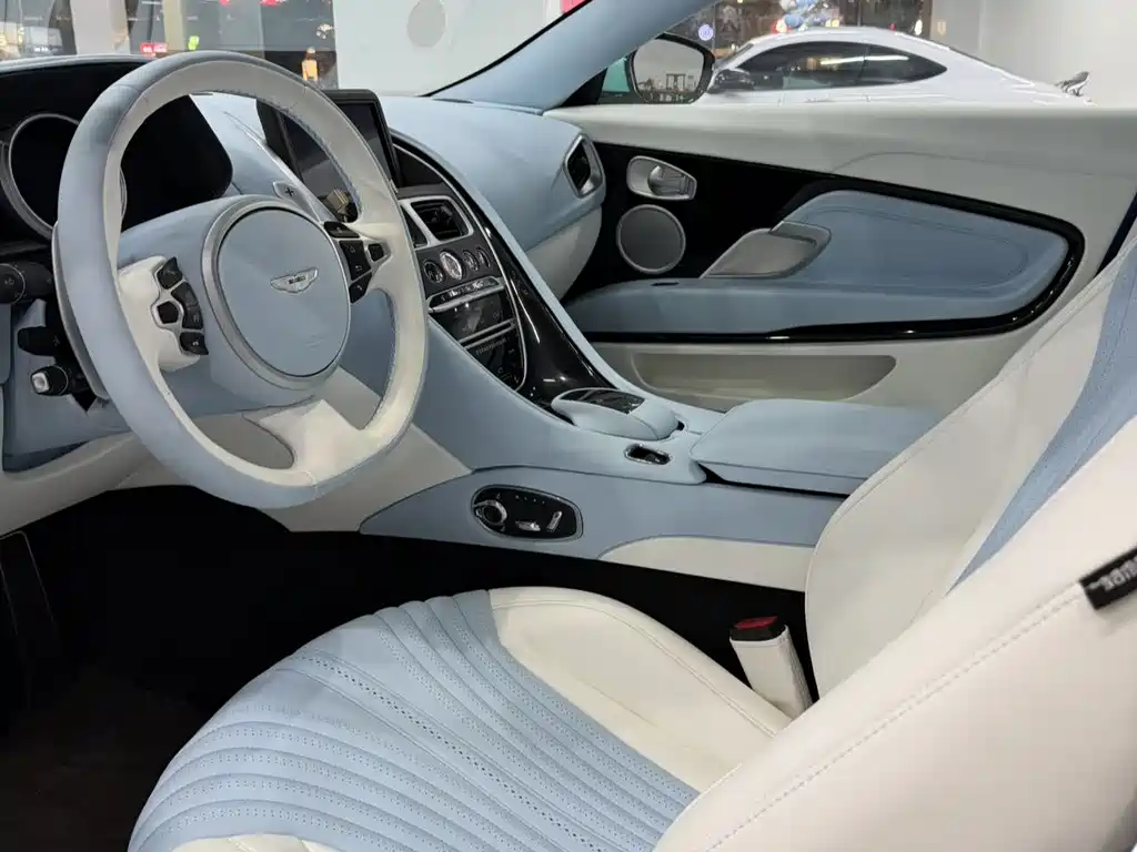Aston Martin DB11 2017 4.0T V8 купить на сайте DeffCars