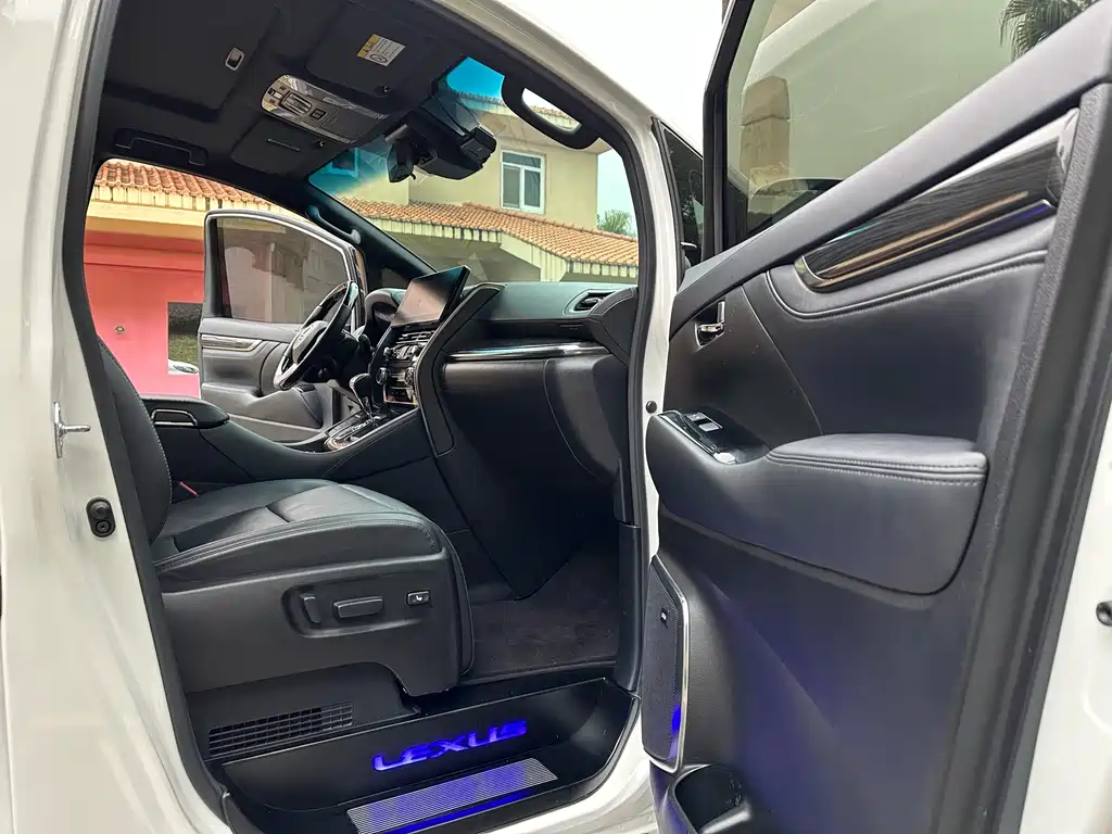 Lexus LM 2020 300h seven-seater elegant version купить на сайте DeffCars