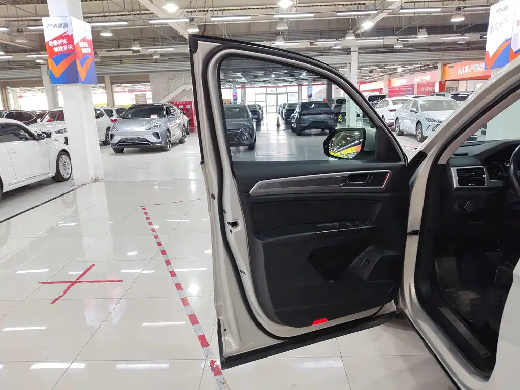 Touron 2017 380TSI four-wheel drive luxury version купить на сайте DeffCars