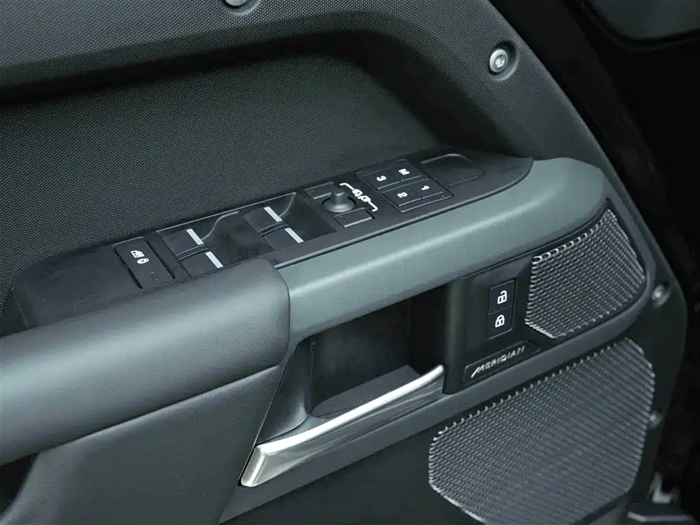 Land Rover Defender 2024 110 3.0T P400 X-DYNAMIC HSE купить на сайте DeffCars