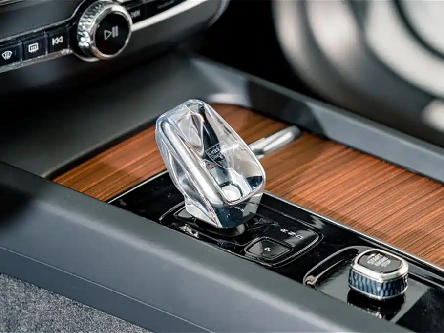 Volvo XC60 plug-in hybrid 2025 plug-in hybrid long-range four-wheel drive Zhiya luxury version купить на сайте DeffCars