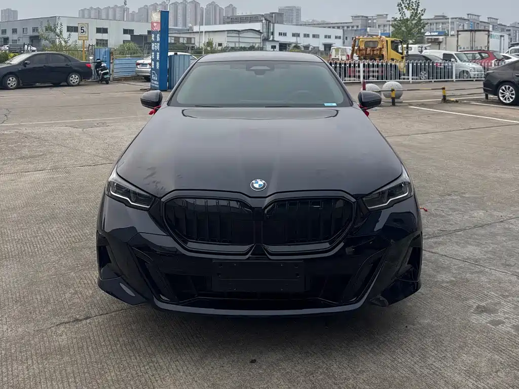 BMW 5 Series 2025 530Li Exclusive M Sports Package купить на сайте DeffCars