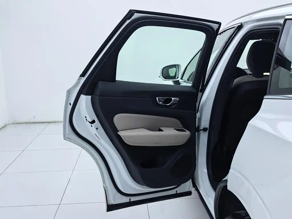 Volvo XC60 2026 B5 four-wheel drive Zhiyi Luxury Edition купить на сайте DeffCars