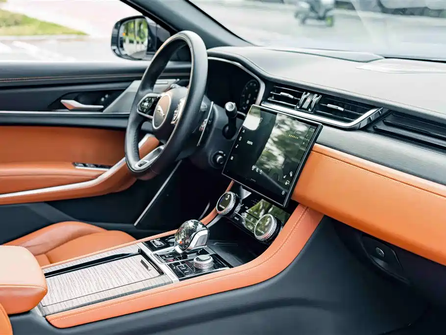 Jaguar XFL 2024 2.0T P300 four-wheel drive flagship sports gold version купить на сайте DeffCars