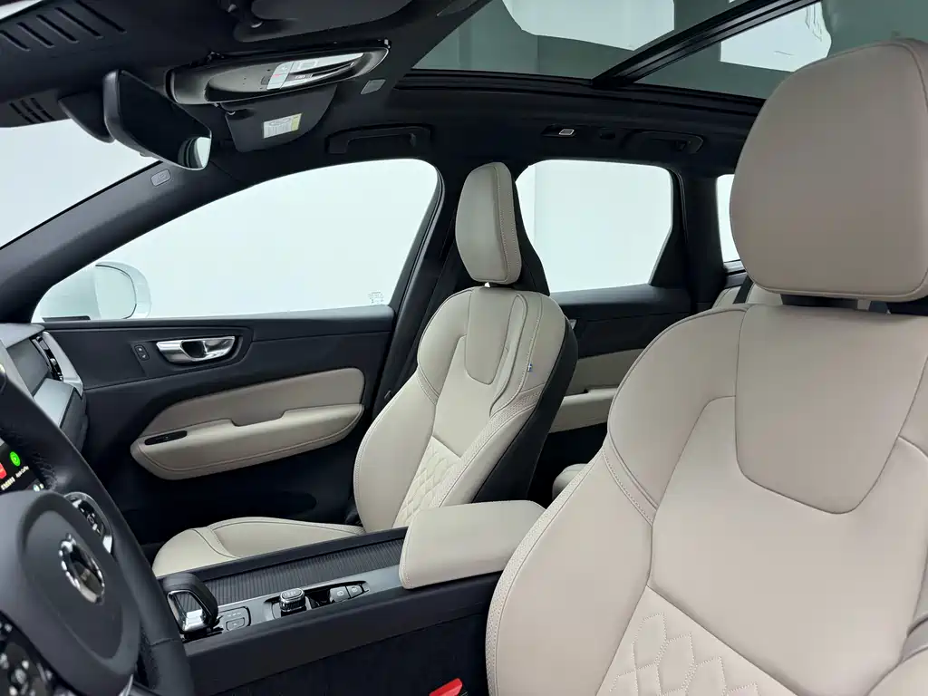 Volvo XC60 2026 B5 four-wheel drive Zhiyi Luxury Edition купить на сайте DeffCars