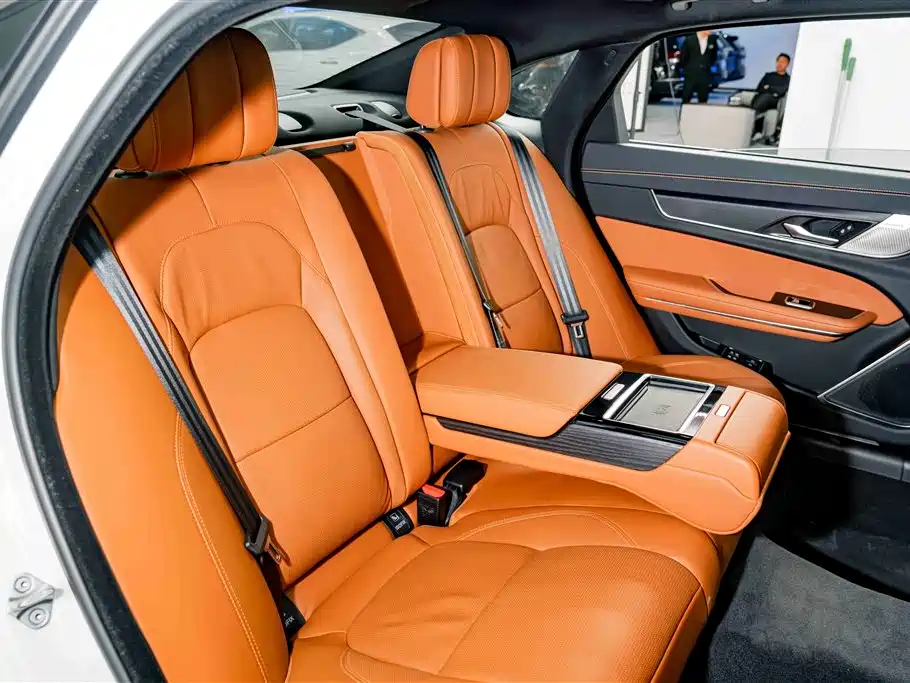 Jaguar XFL 2024 2.0T P300 four-wheel drive flagship sports gold version купить на сайте DeffCars