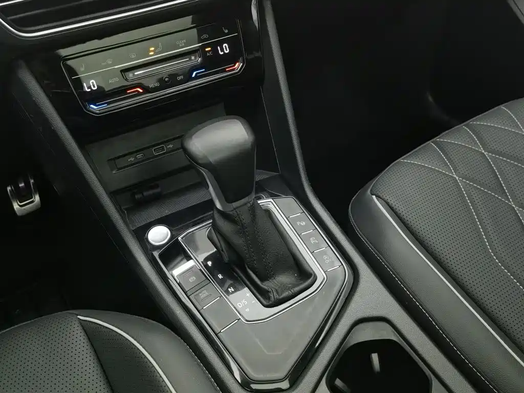 Tiguan L 2024 330TSI automatic two-wheel drive R-Line version купить на сайте DeffCars