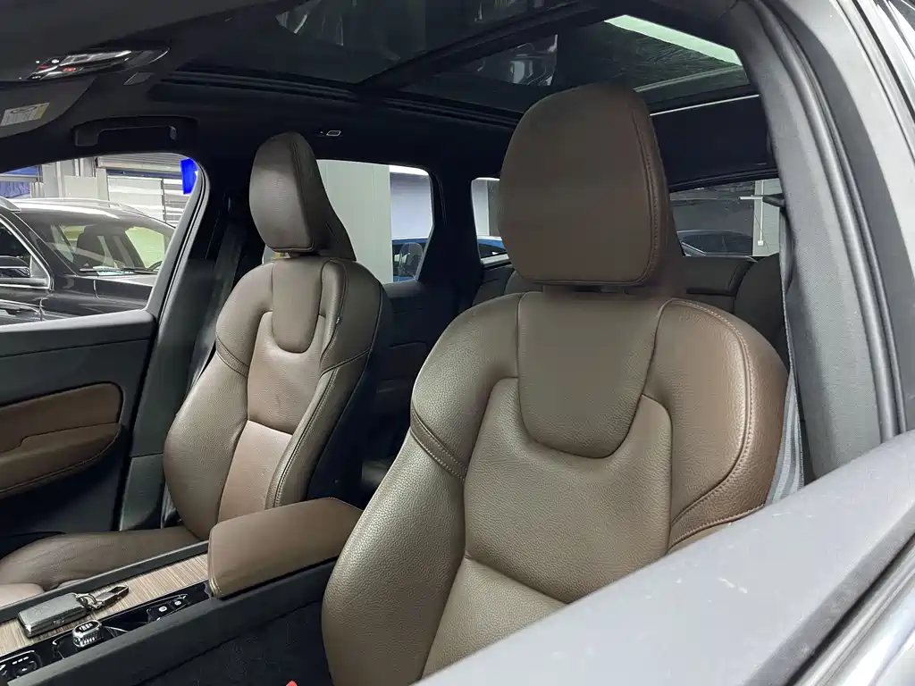 Volvo XC60 2023 B5 four-wheel drive Zhiyuan Deluxe Edition купить на сайте DeffCars