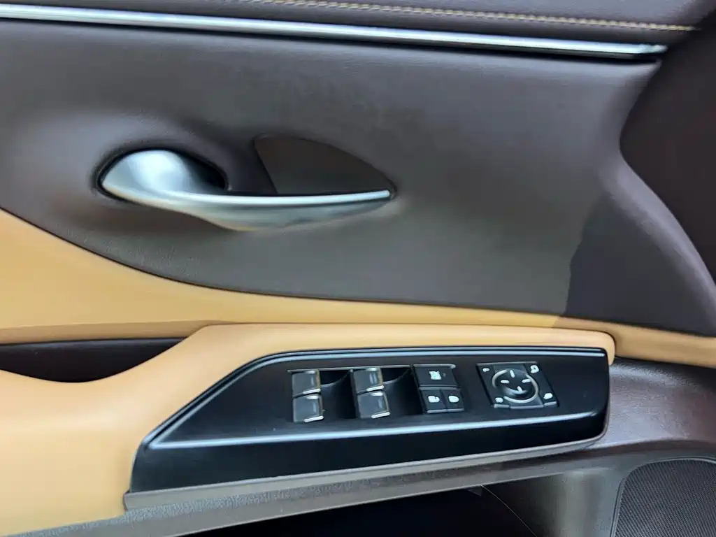 Lexus ES 2020 300h Excellence Edition купить на сайте DeffCars