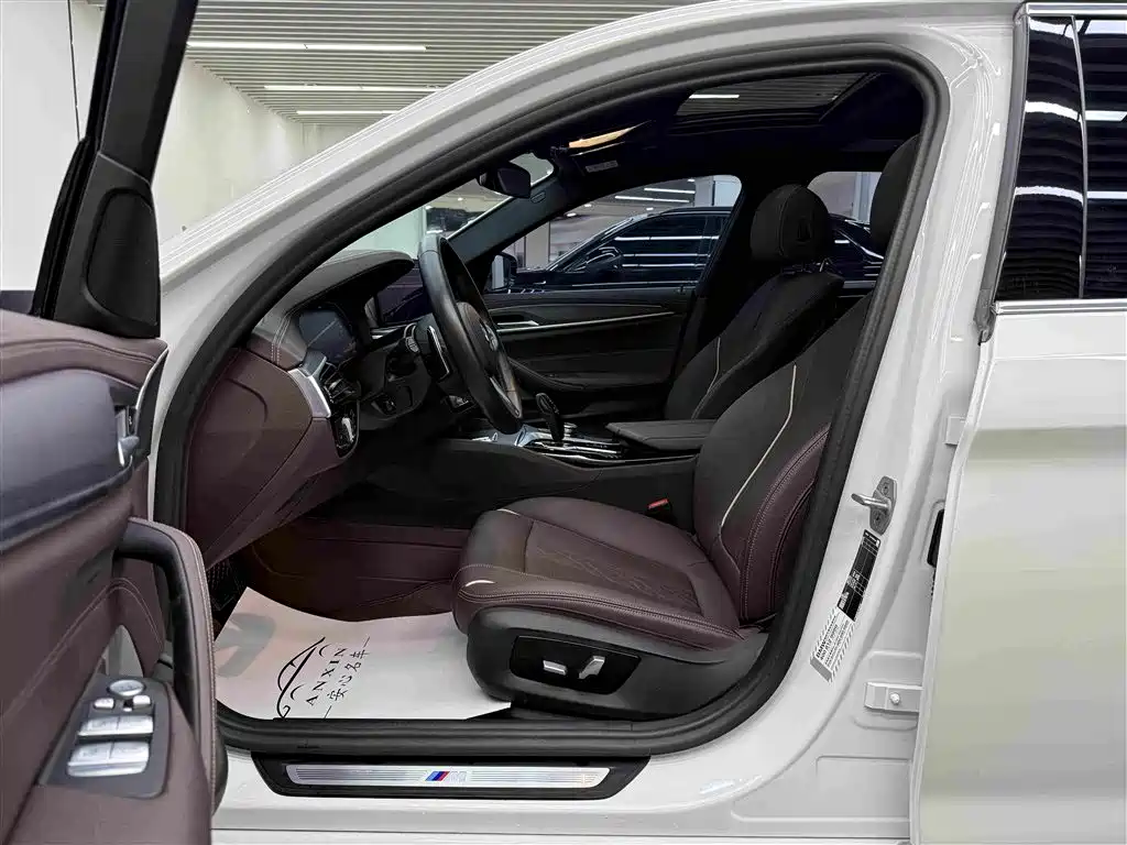 BMW 5 Series 2023 530Li Leading M Sports Package купить на сайте DeffCars