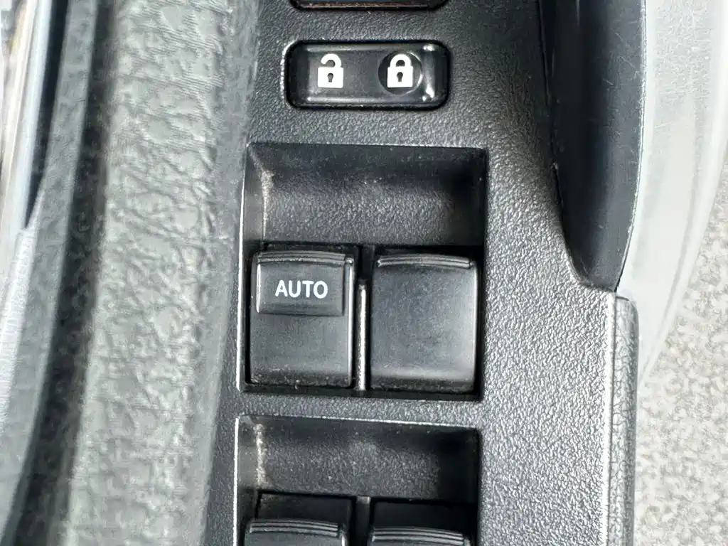 Corolla 2017 facelift dual engine 1.8L E-CVT leading version купить на сайте DeffCars