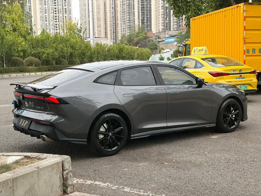 Changan UNI-V 2023 1.5T premium model купить на сайте DeffCars