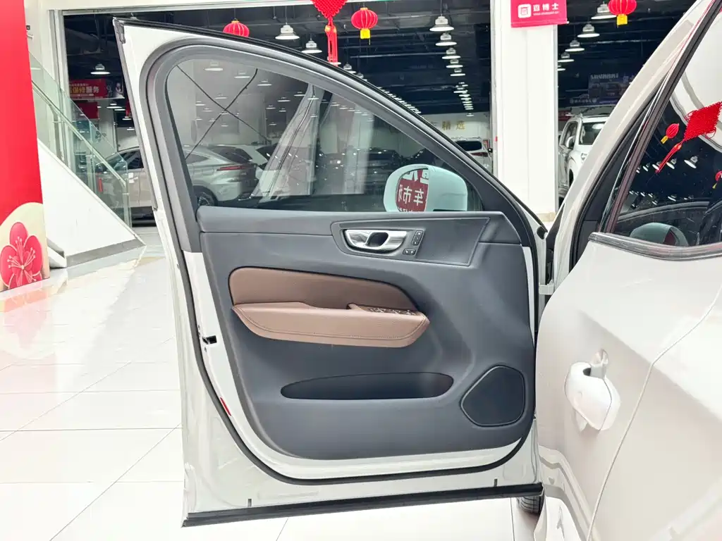 Volvo XC60 2022 B5 four-wheel drive Zhiyuan Deluxe Edition купить на сайте DeffCars