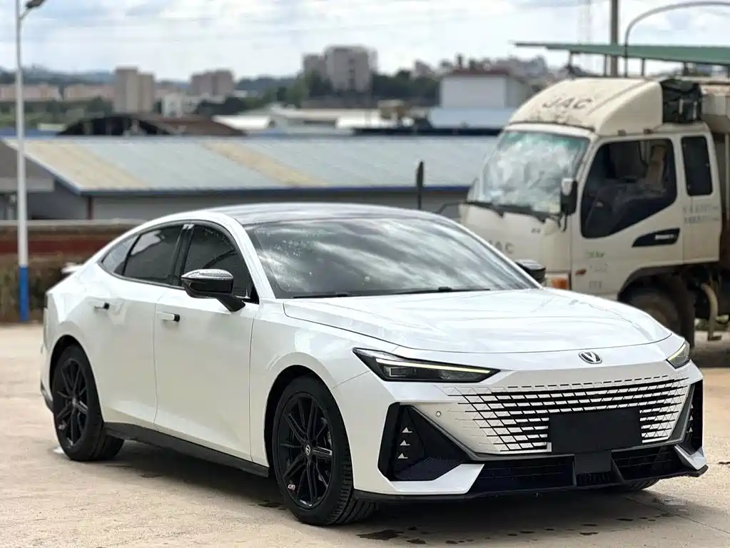 Changan UNI-V 2022 1.5T premium model купить на сайте DeffCars