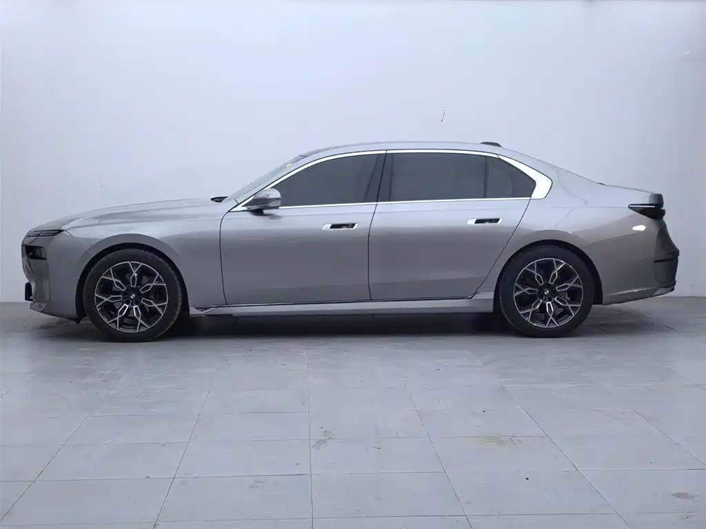 BMW 7 Series 2023 735Li Luxury Package купить на сайте DeffCars