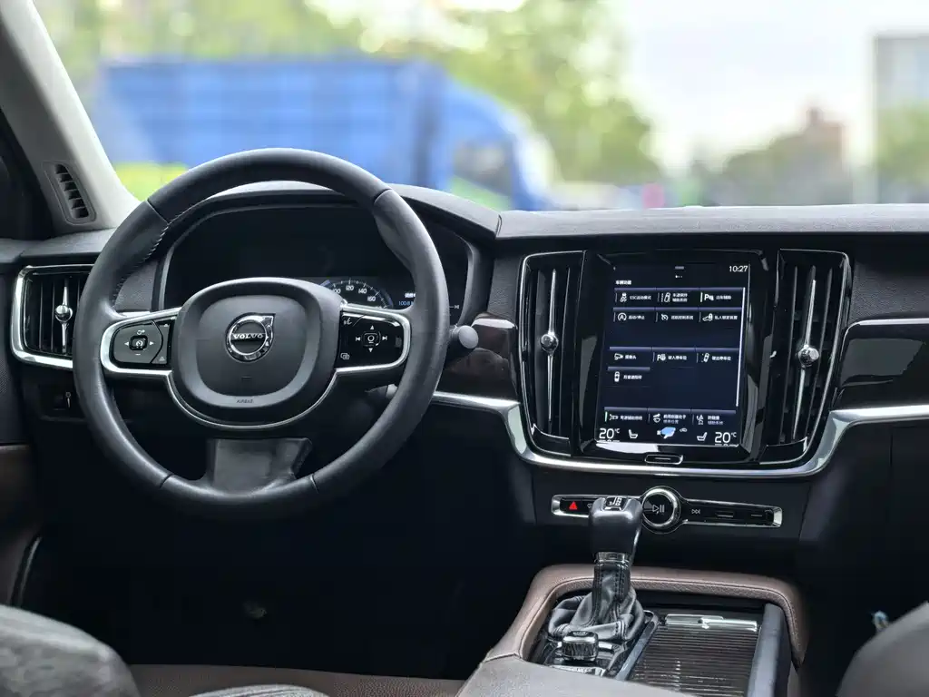 Volvo S90 2017 T4 Smart Edition купить на сайте DeffCars