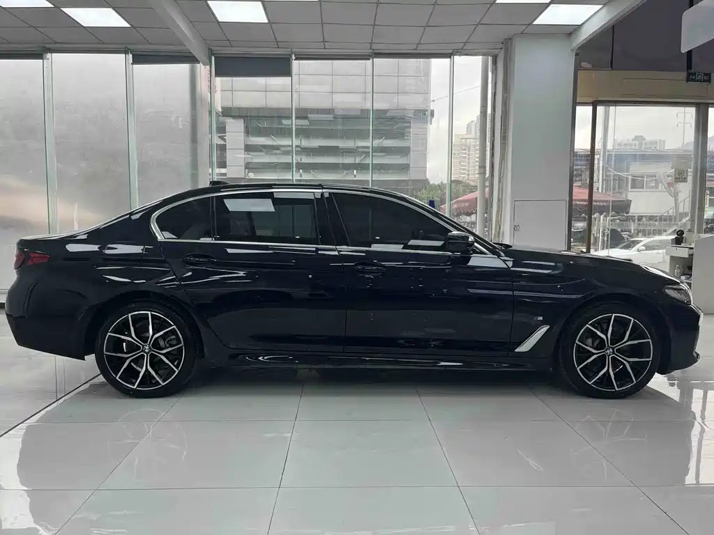 BMW 5 Series 2022 Facelift Three 530Li Exclusive M Sports Package купить на сайте DeffCars