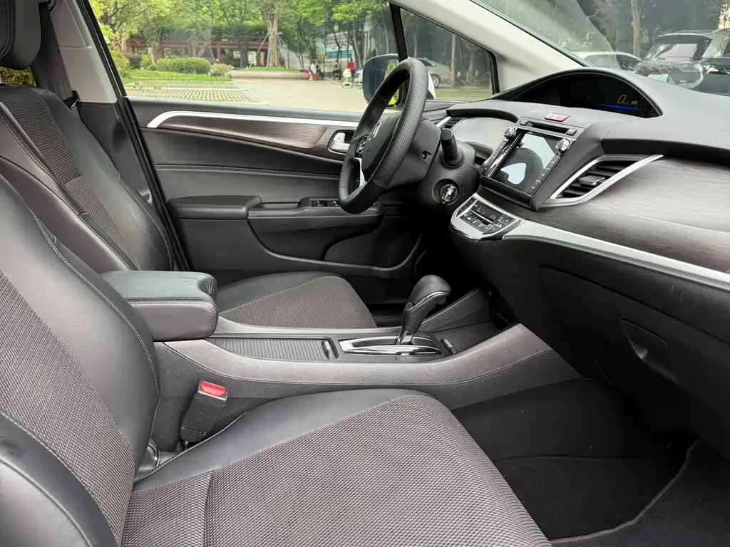 Jade 2016 1.8L automatic comfort version 5 seats купить на сайте DeffCars