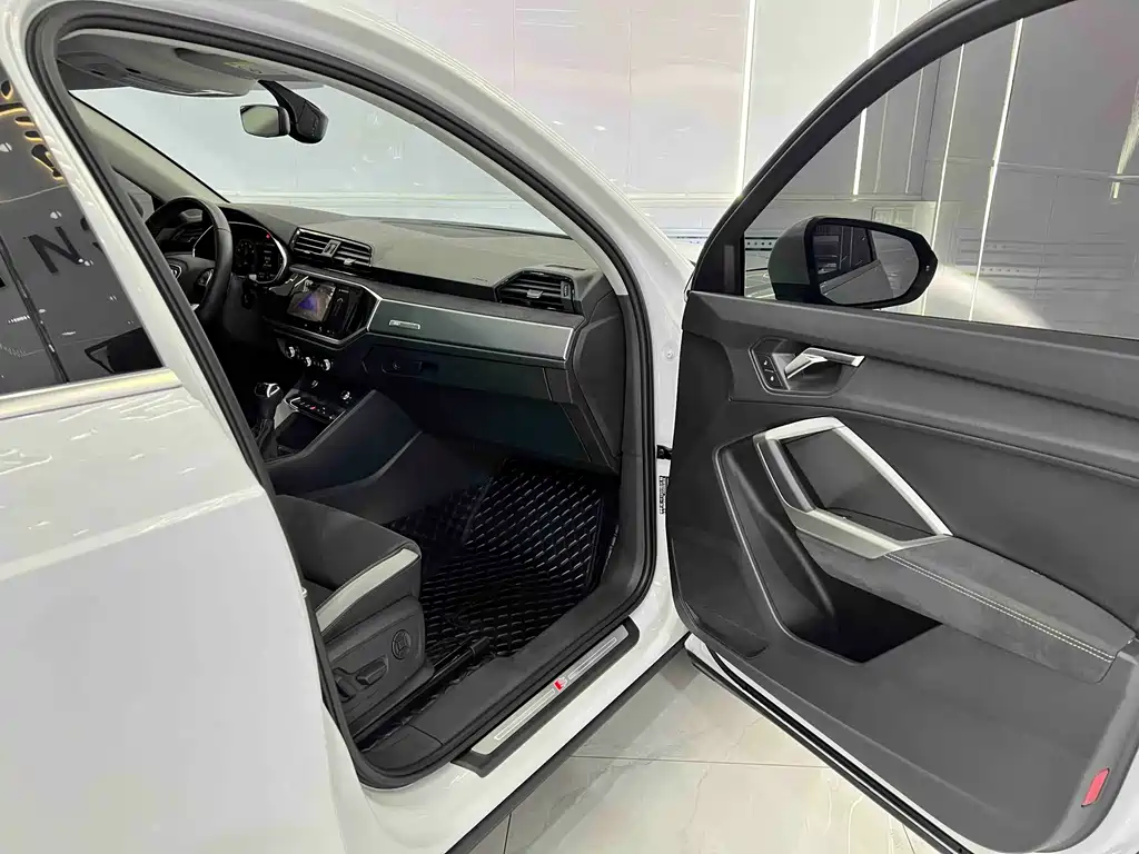 Audi Q3 2022 35 TFSI Fashionable and Dynamic купить на сайте DeffCars