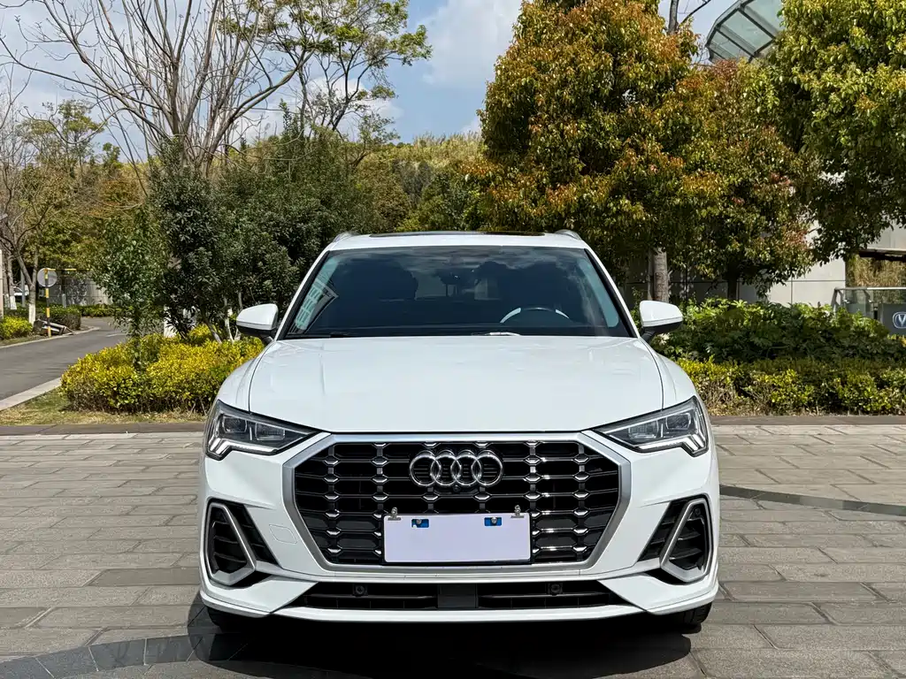 Audi Q3 2022 40 TFSI Fashionable and Dynamic купить на сайте DeffCars