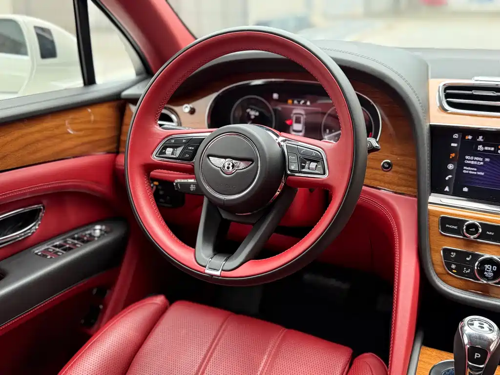 Bentayga 2021 4.0T V8 купить на сайте DeffCars