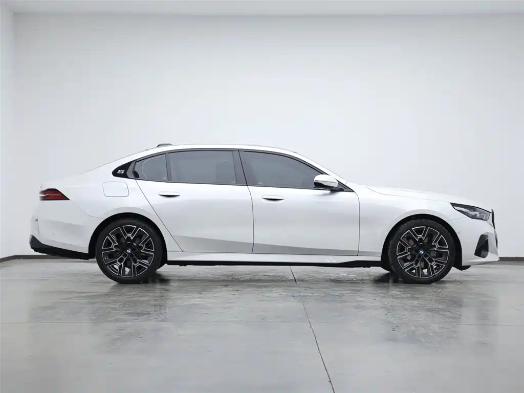 BMW 5 Series 2025 530Li Exclusive M Sports Package купить на сайте DeffCars