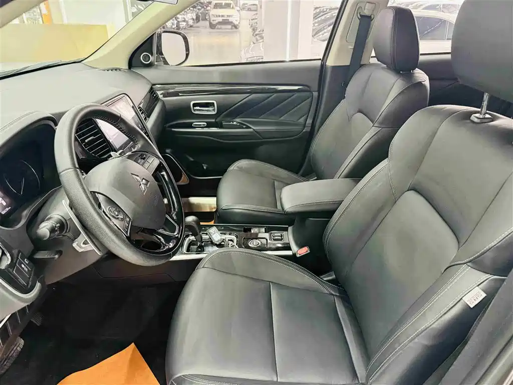 Outlander 2019 2.4L four-wheel drive exclusive version, 5 seats, National V купить на сайте DeffCars