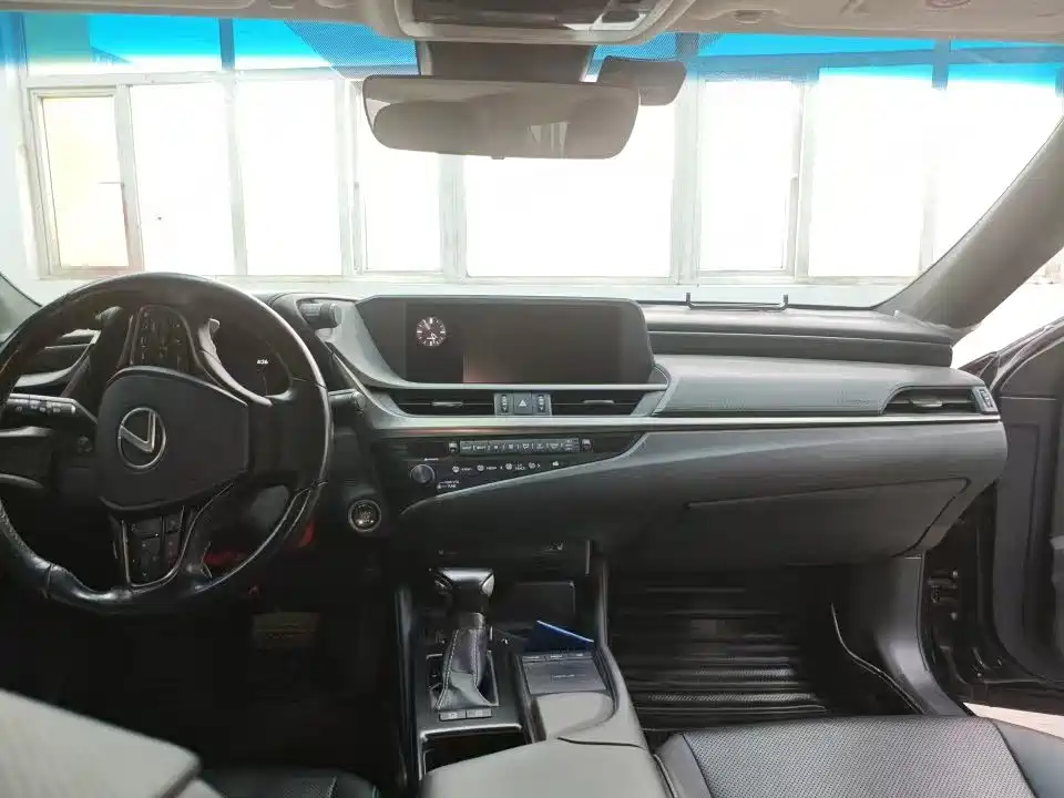 Lexus ES 2020 200 Excellence Edition купить на сайте DeffCars