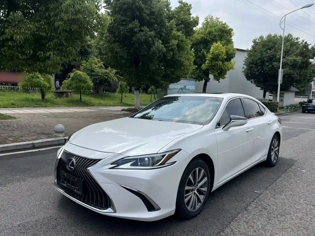 Lexus ES 2018 300h Excellence Edition National VI купить на сайте DeffCars