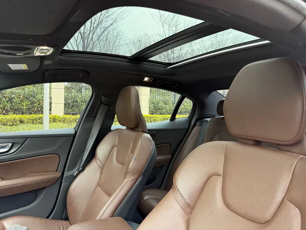 Volvo S60 2021 T4 Zhiyi Luxury Edition купить на сайте DeffCars