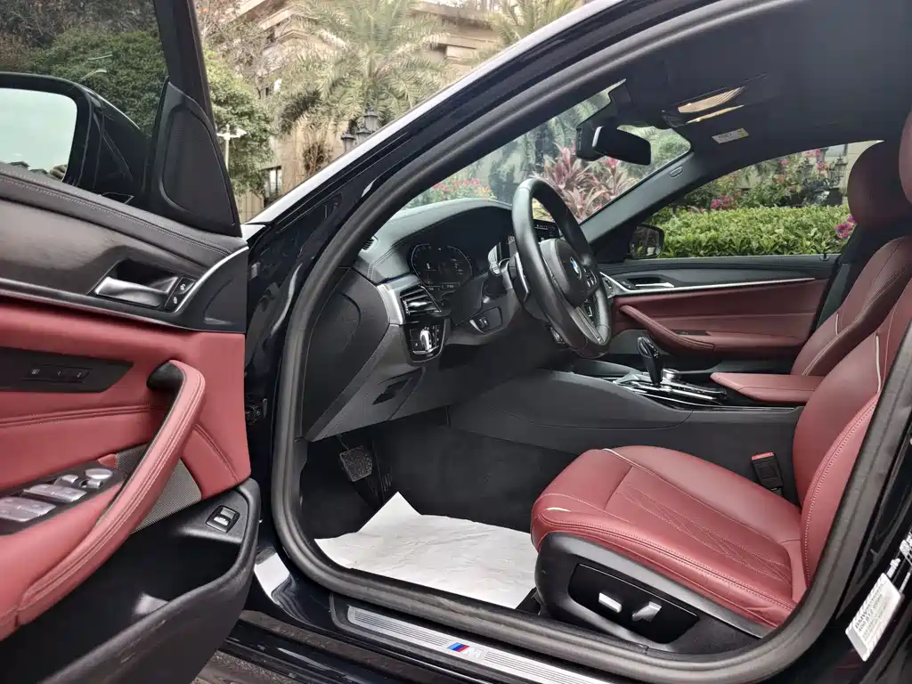 BMW 5 Series 2023 530Li Leading M Sports Package купить на сайте DeffCars