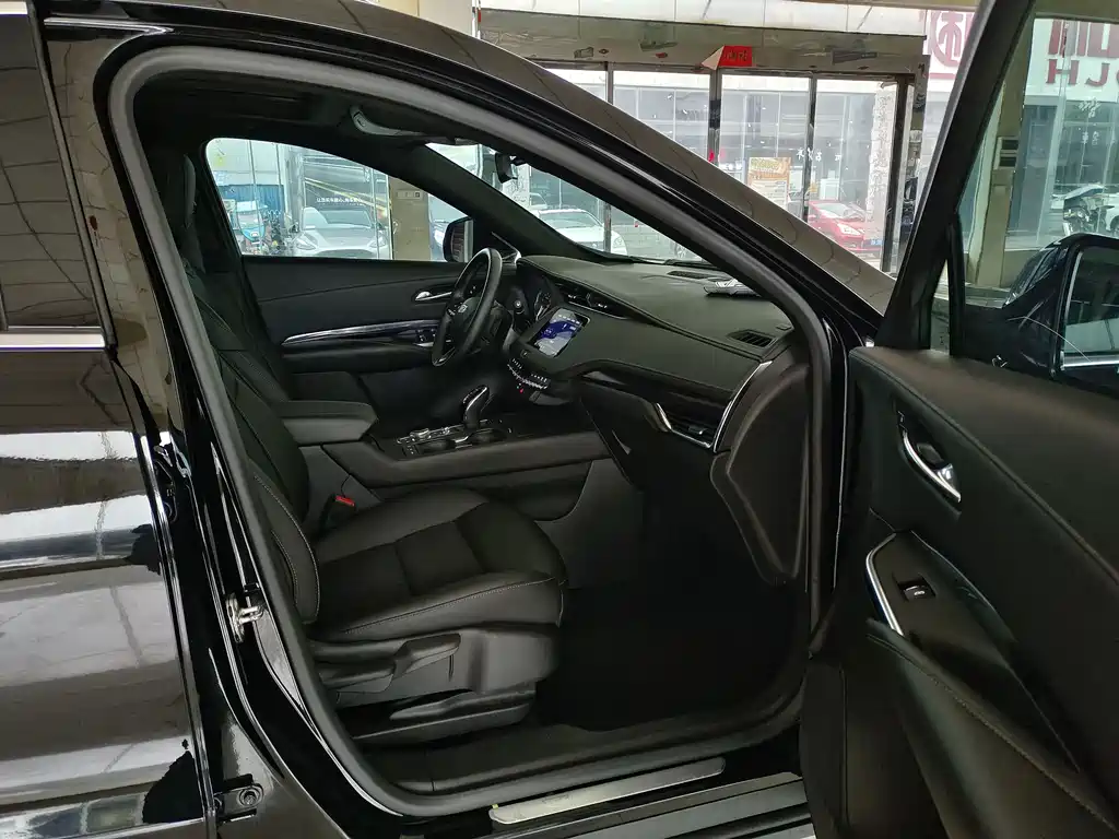 Cadillac XT4 2022 28T two-wheel drive fashion model купить на сайте DeffCars