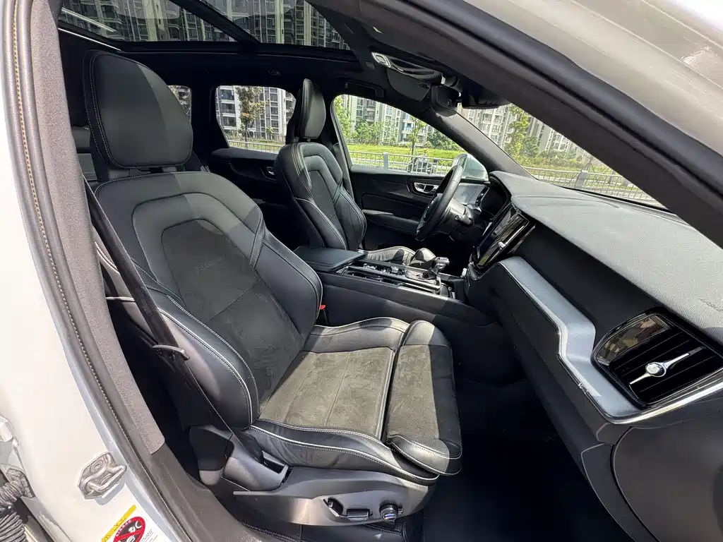 Volvo XC60 2019 T5 4WD Zhiyuan Edition National V купить на сайте DeffCars