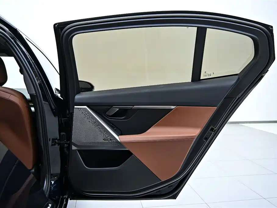 BMW 5 Series 2024 530Li Leading M Sports Package купить на сайте DeffCars